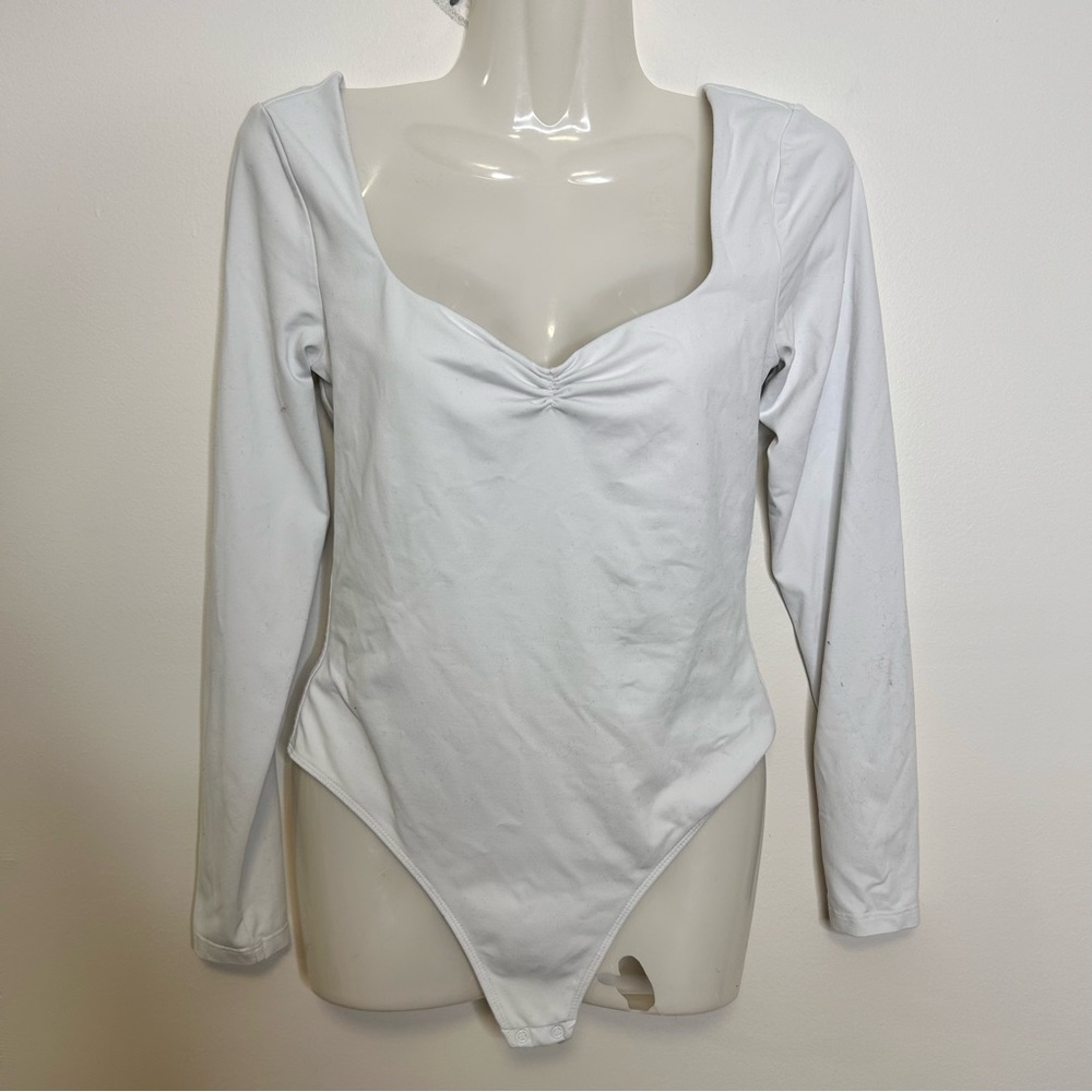 ◾️Aritizia Babaton White Long Sleeve Bodysuit
